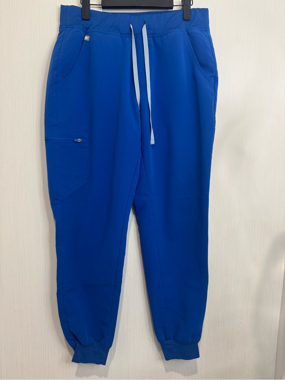 FIGS ZAMORA Jogger Scrub Pants. Medium
Blue. PO: 2840. No flaws noted.
